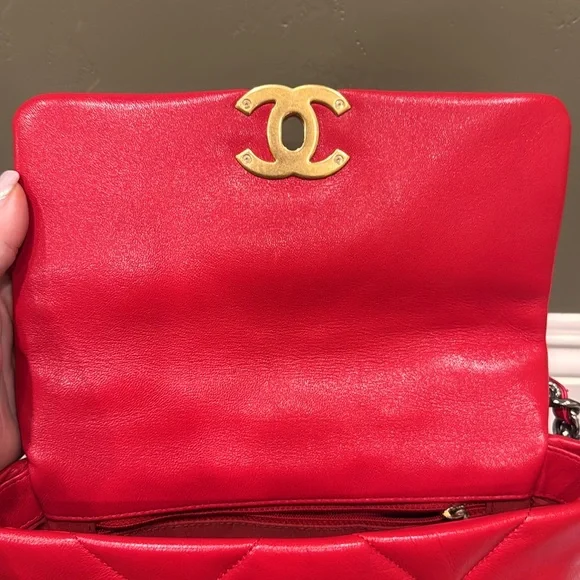 CHANEL 19 red small quilted lamb skin with two tone hardware in excellent cond - Picture 5 of 8